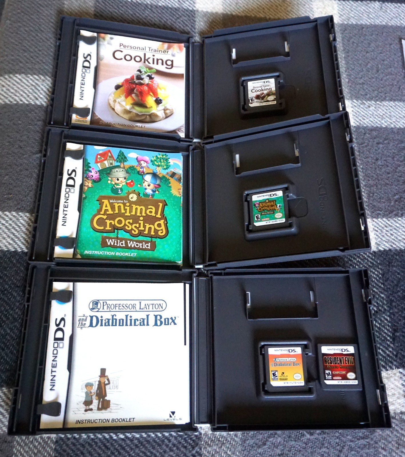 Nintendo DS Lite Handheld System – Crimson / Black with Original Box + 4 Games