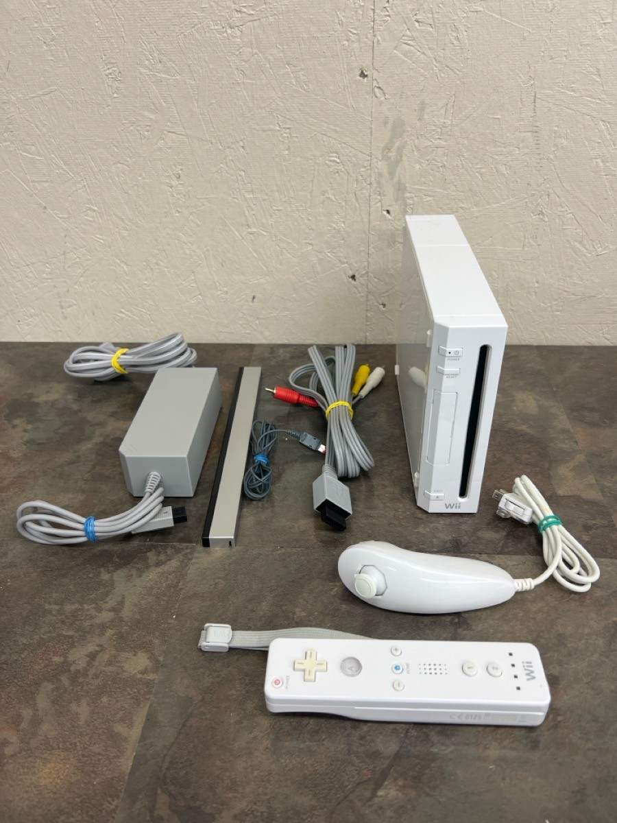 NINTENDO WII CONSOLE RVL-001 WITH ONE CONTROLLER & CABLES – TESTED (WBP017572)