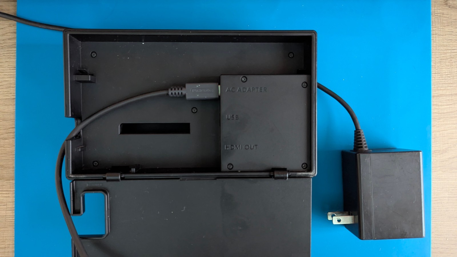 Nintendo Switch (2016, First Wave, XAW, Unpatched) Joy-Cons, Dock, TotalMount