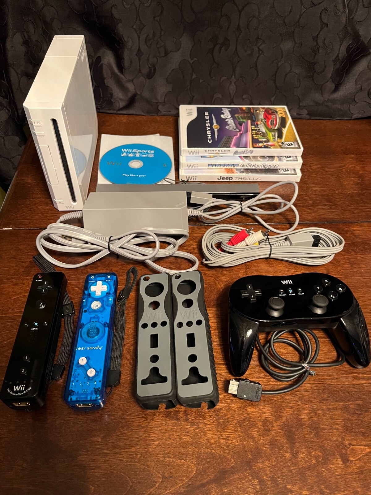 Nintendo Wii Console RVL-001 White 3 Wii Controllers 10 Games Lots of Extras!!