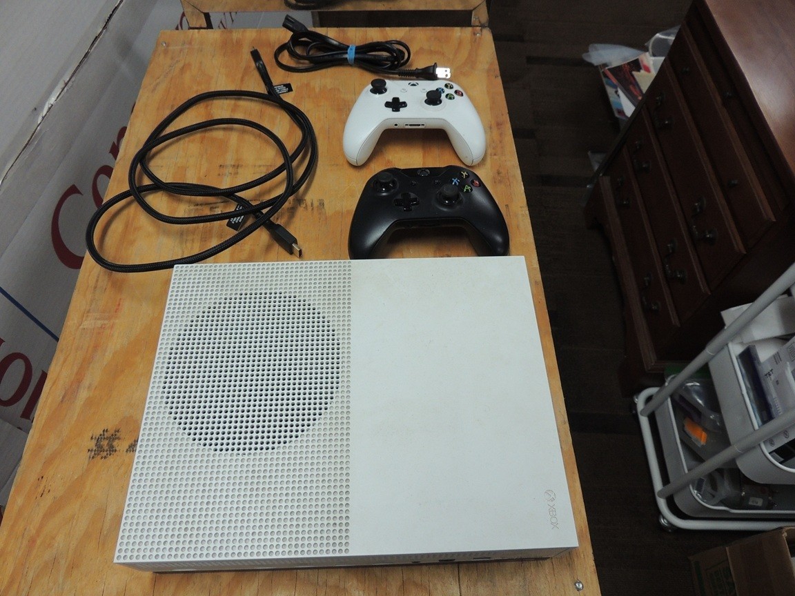 XBOX ONE S SERIES 500MB CONSOLE 2 CONTROLLERS HDMI CABLE AND POWER CABLE 4 GAMES