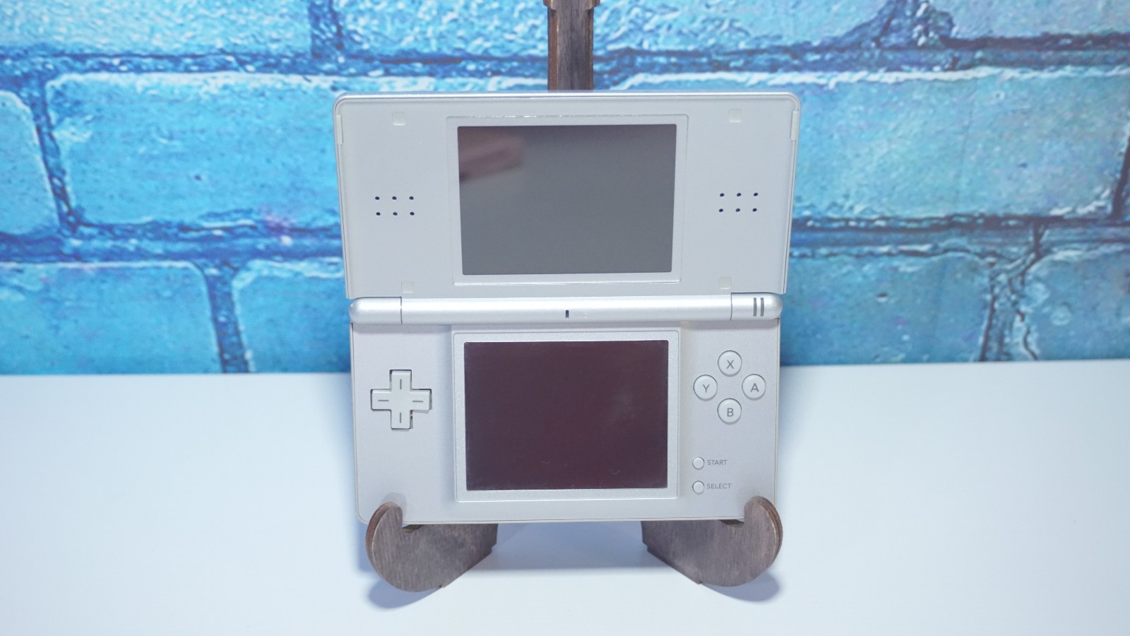 Nintendo DS Lite Launch Edition Silver Gaming System with Charger & Stylus Pen