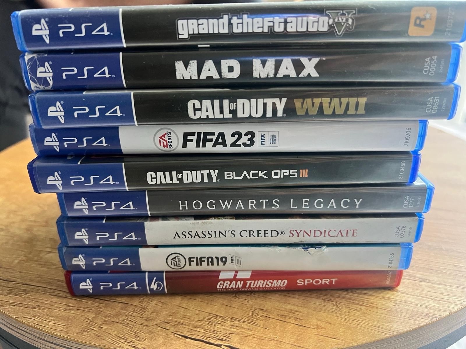 Sony PlayStation 4 Pro + 9 Cd Games + 2 Controllers