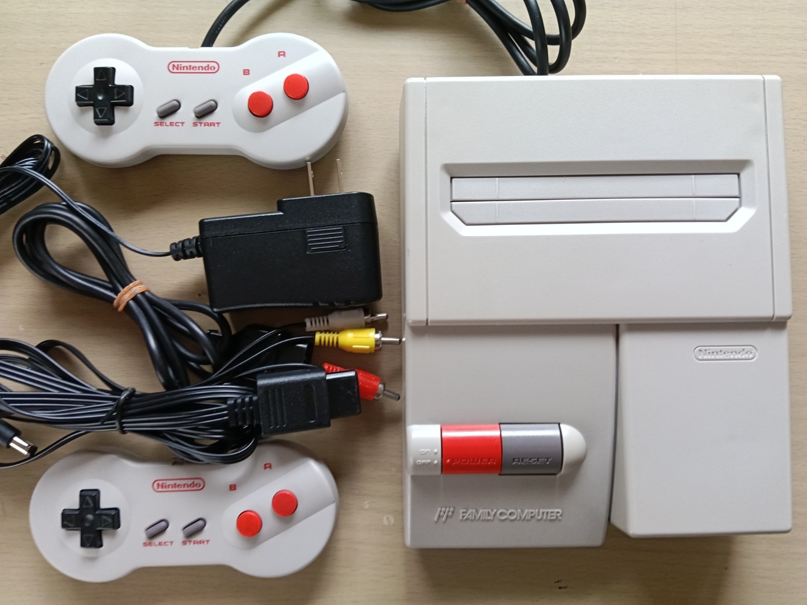 Nintendo New Famicom Console AV Complete set very good condition TESTED NES 1
