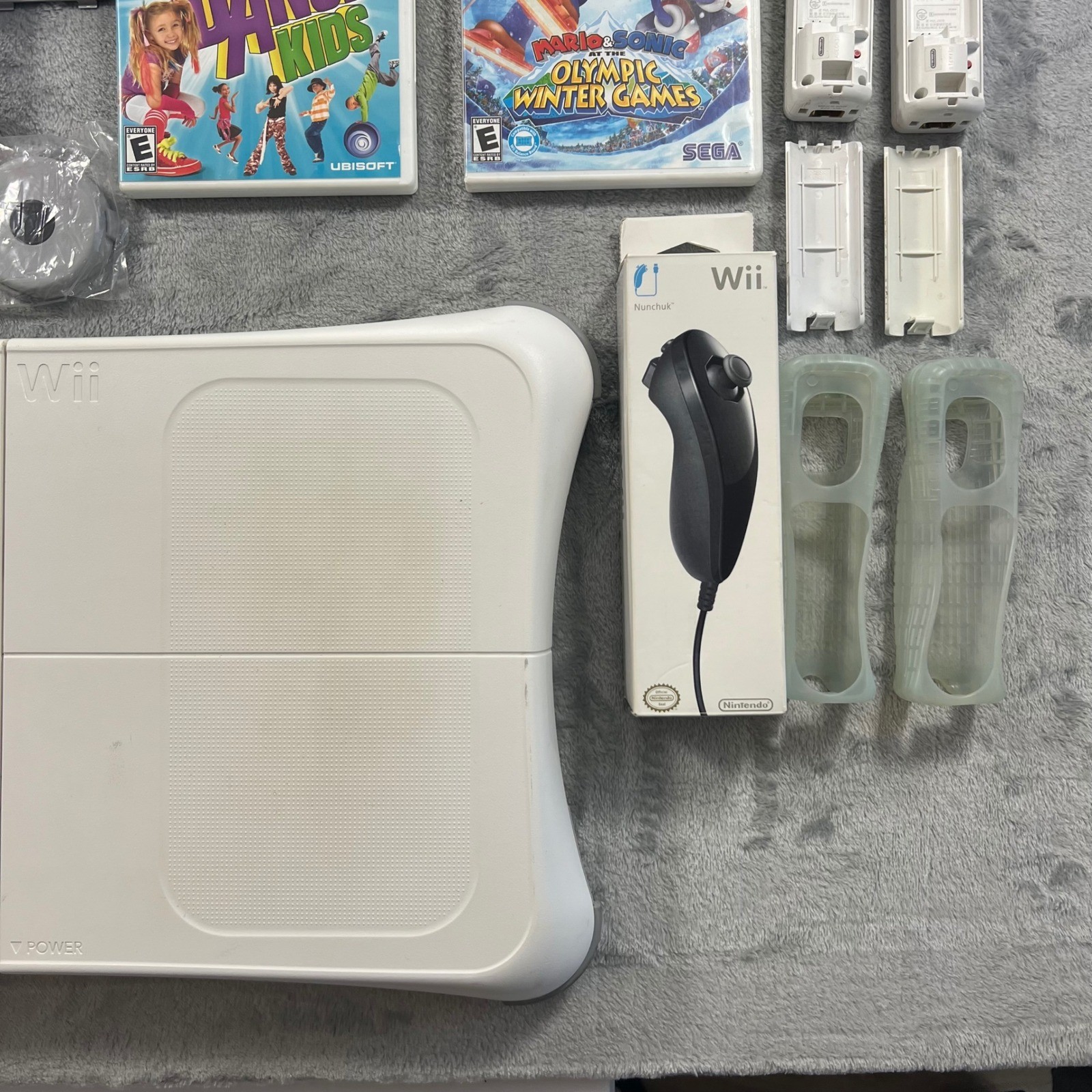 Nintendo Wii Bundle White Console 6 Games 2 Remotes Nunchucks Balance Board