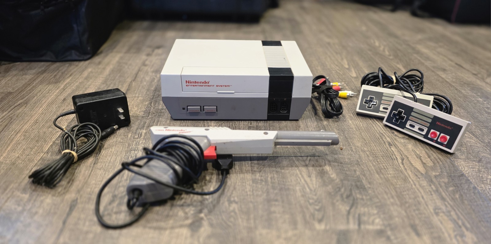Nintendo NES System Gray w/ 2 Controllers, Zapper Light Gun, AV/Power, and Game!