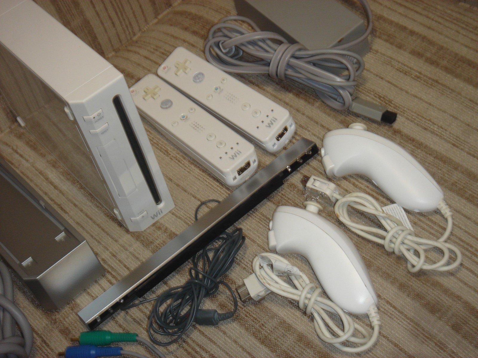 Nintendo Wii Console Bundle | 2 Remotes | 2 Nunchuks | Sensor Bar | Cables