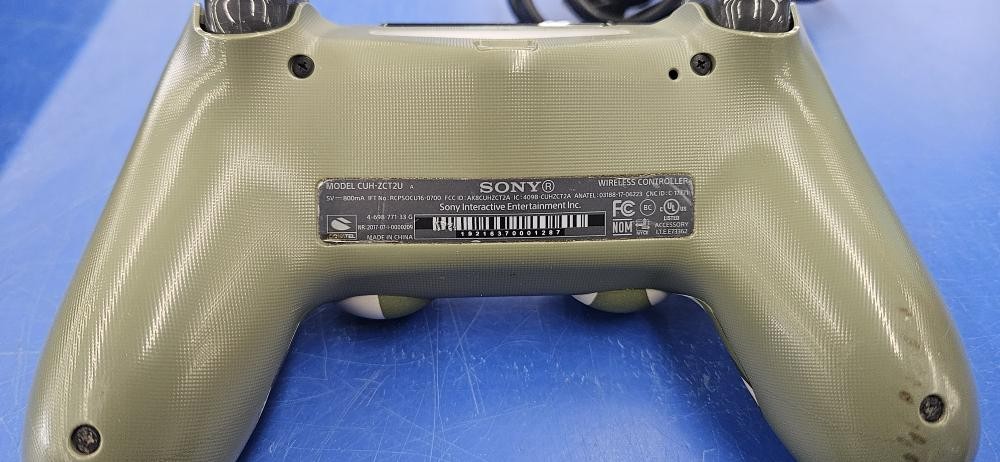 SONY PS4 CUH-1215A 500GB WITH CONTROLLER AND CORDS (C26034946)