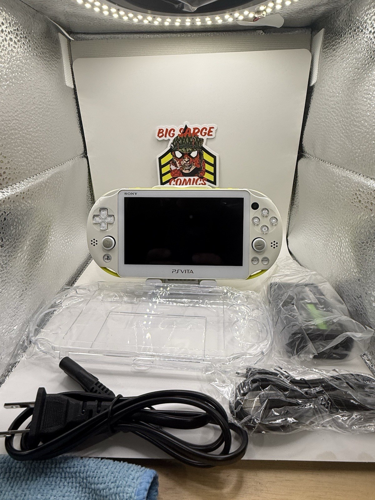 Sony PS Vita PCH-2000 8GB Lime Green/White Handheld Console