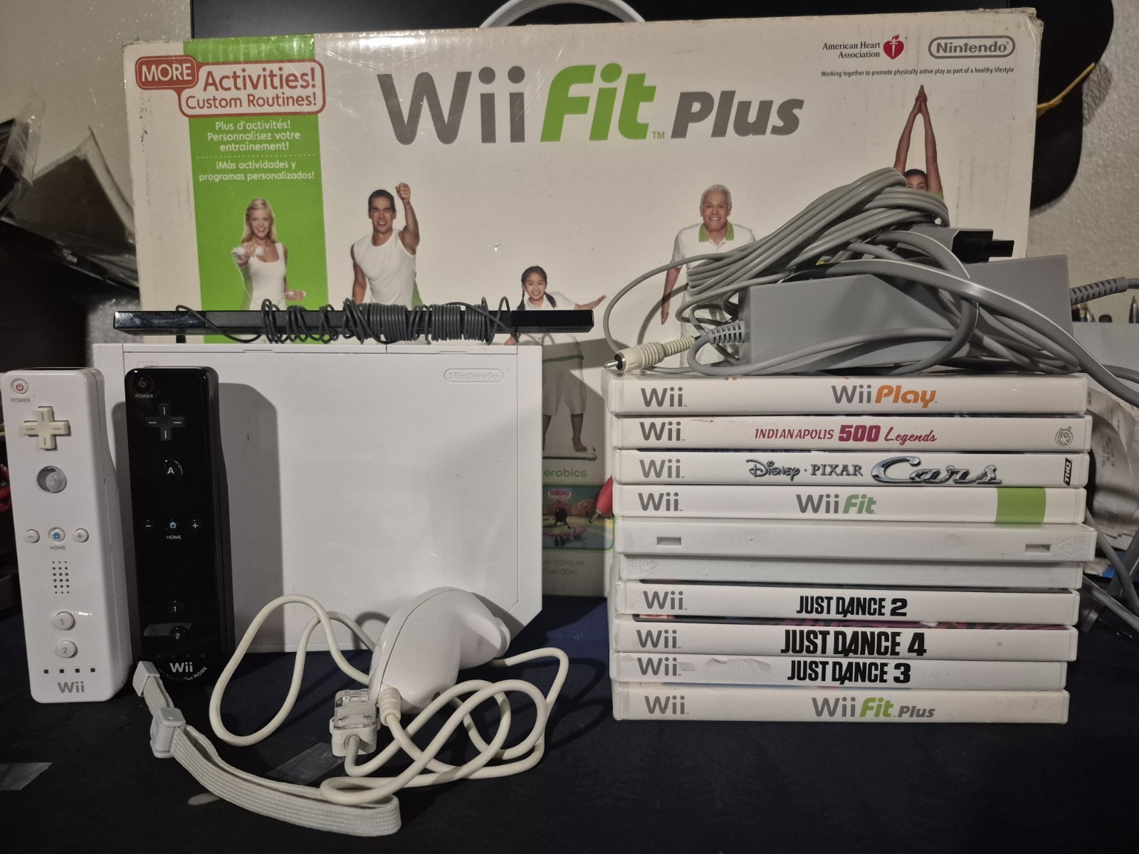 Nintendo Wii Game Console RVL-001 Bundle (10 Games, 2 Remotes)