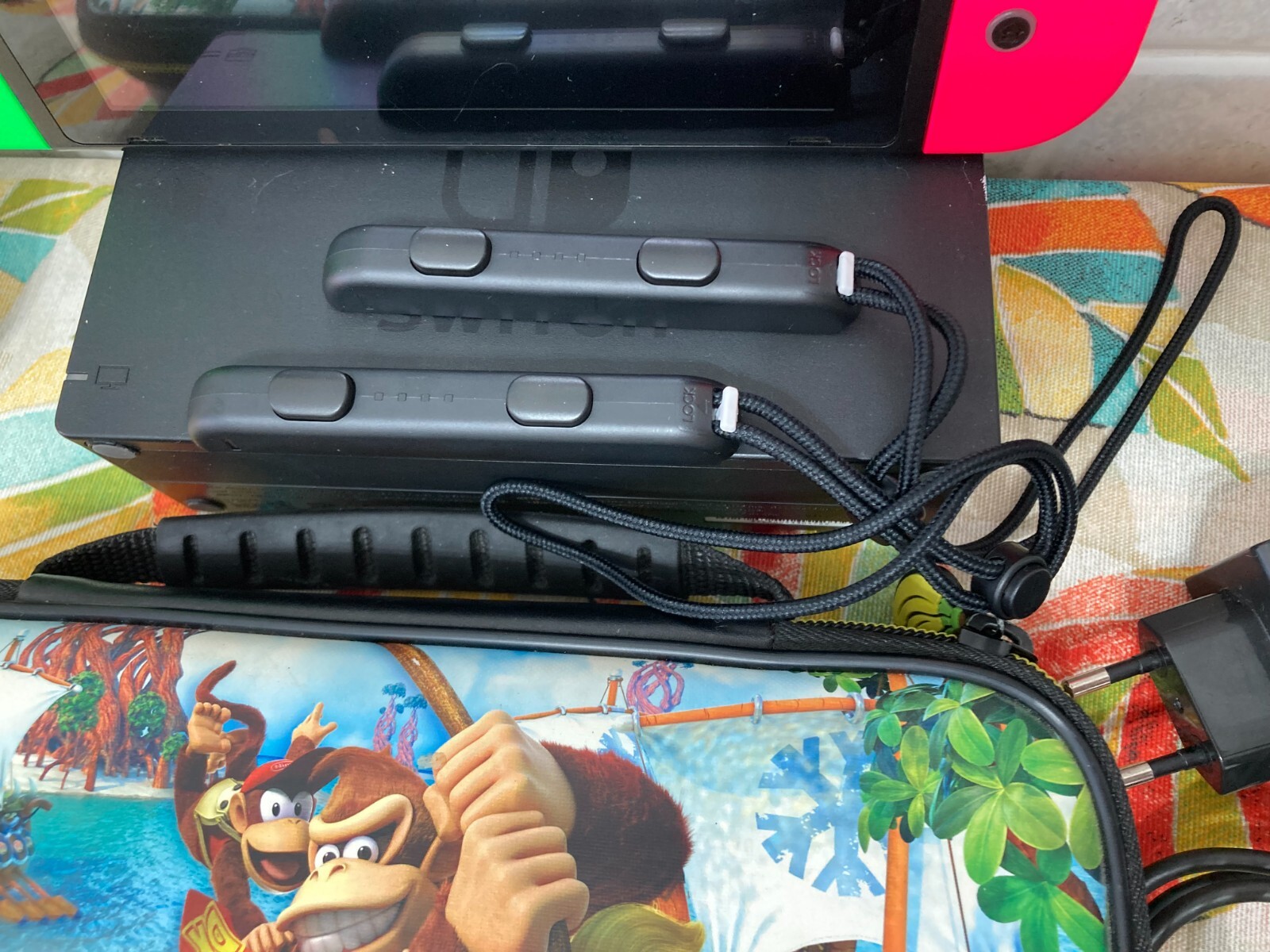 NINTENDO SWITCH GREEN AND RED – PORTABLE CONSOLE – ACCESSORIES + CASE.