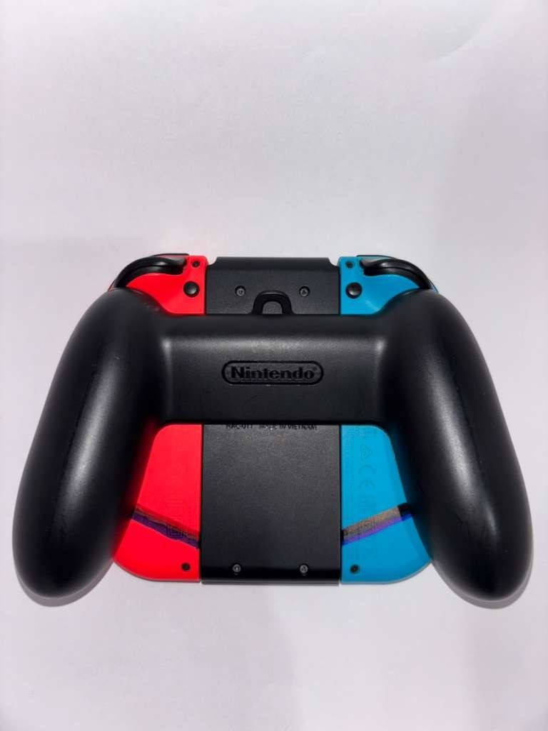 Nintendo Switch V1 + 3 controllers + case + 128GB microSDXC card + FREE GAME