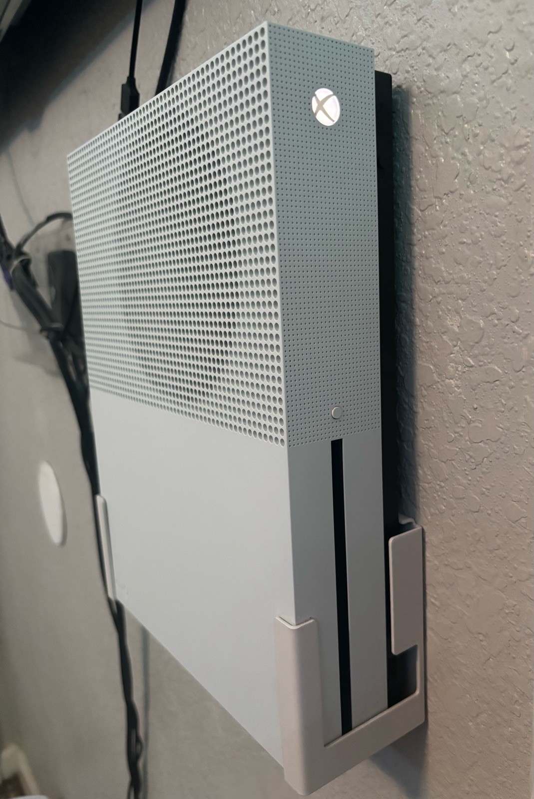 Microsoft Xbox One S White Console + wall mount