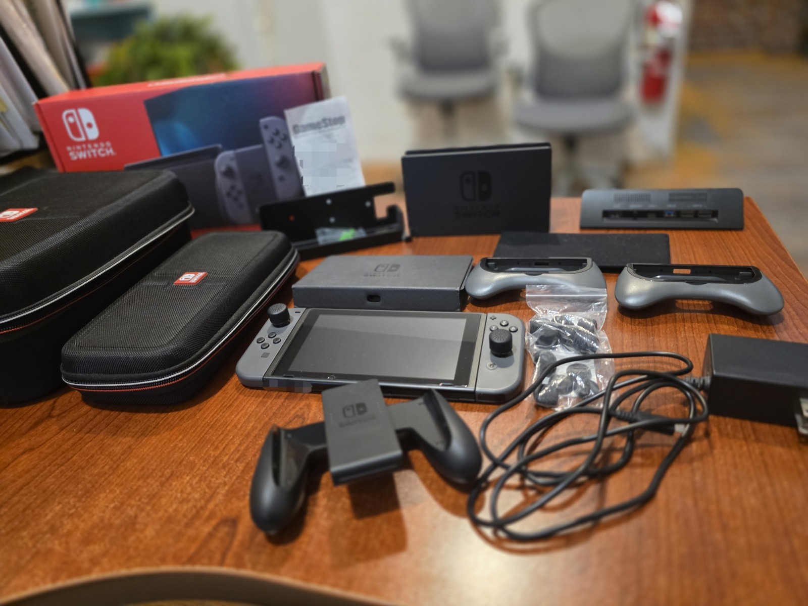 Nintendo Switch (v2) w/ Extras!!! – 32GB Console, Gray Joy‑Con