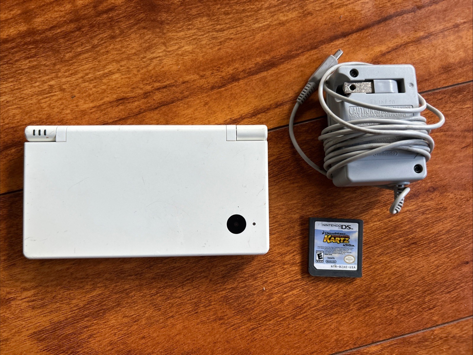 Nintendo DSi White Handheld Console W/charger W/GAME NO STYLUS