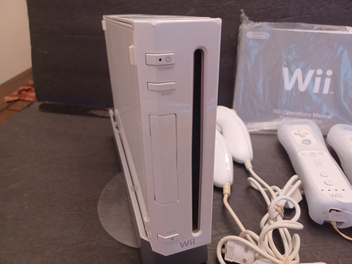 Wii Console RVL 001 W/2 Controllers/2-Nunchucks/BAR/Books TESTED & WORKING