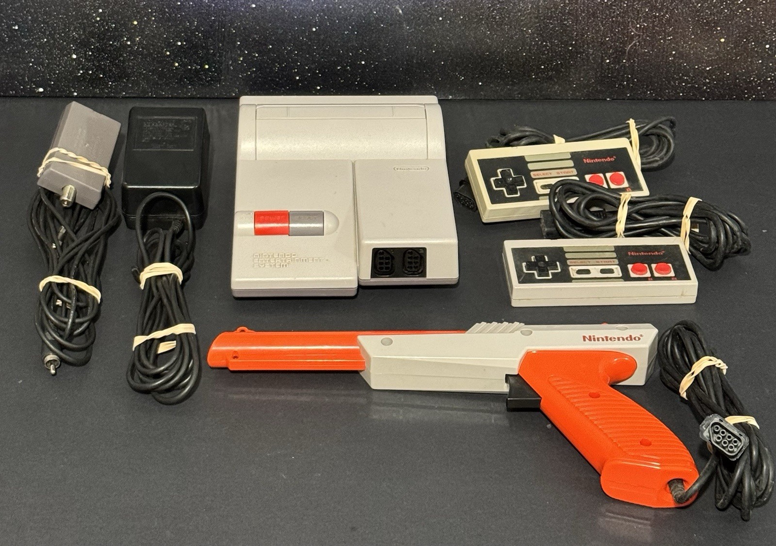 Nintendo NES-101 Top Loader Console OEM Controllers Zapper AC Adapter Tested