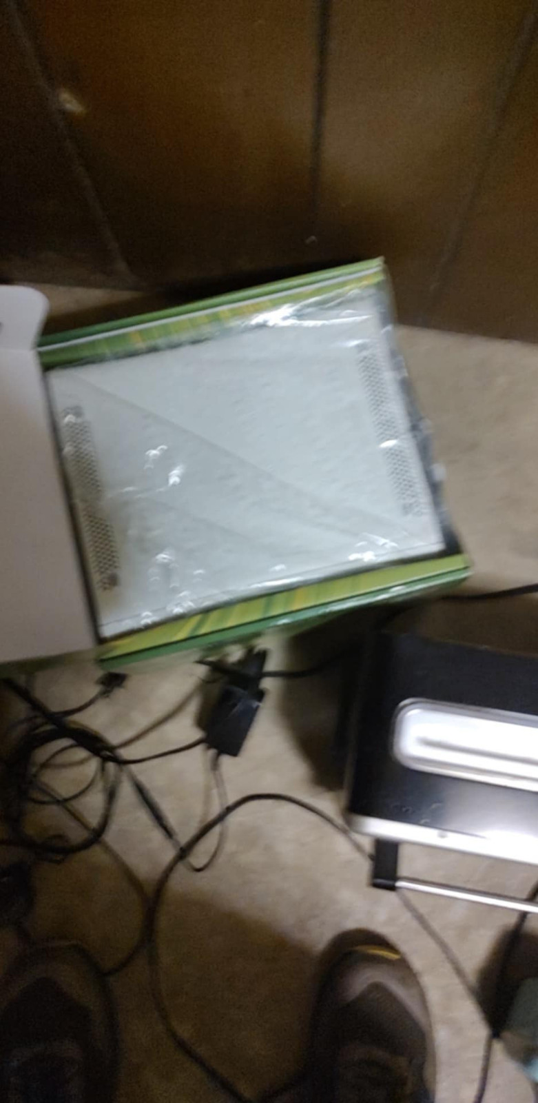 Microsoft Xbox 360 Arcade Launch Edition 512MB White Console (Q2A-00022)