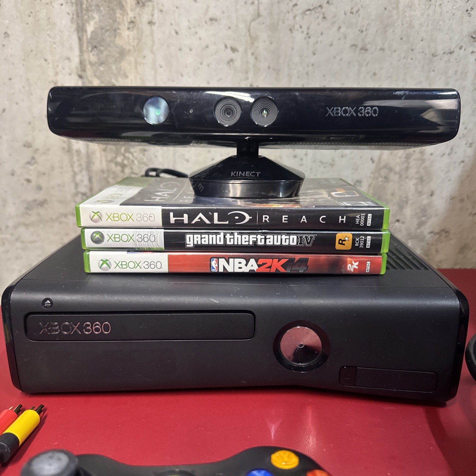 Xbox 360 S Console Model 1439 Bundle 250 + Kinect + 3 Games No HDD E