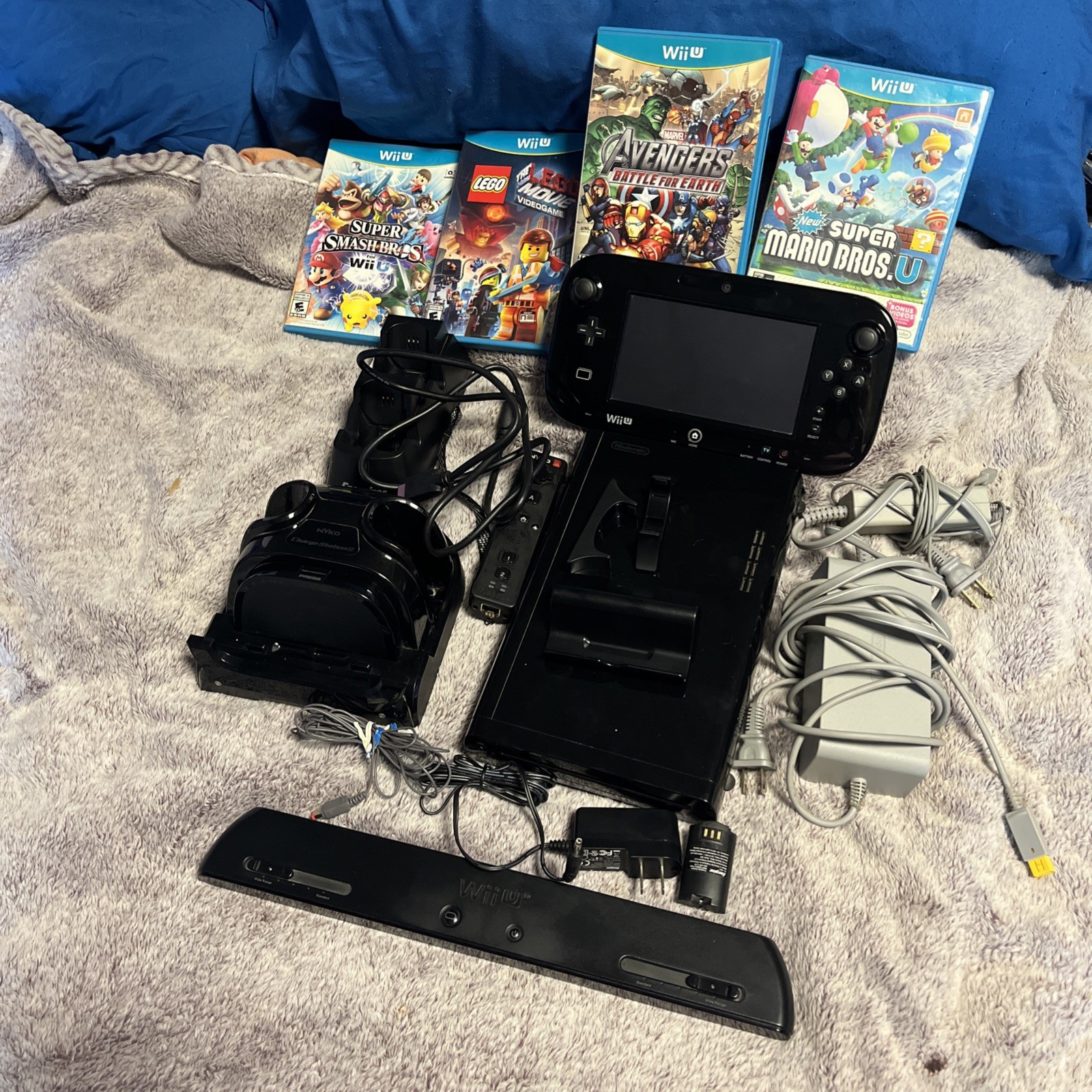 Nintendo Wii U 32GB Console Bundle w/ Wii Remote 4 Games & More -TESTED