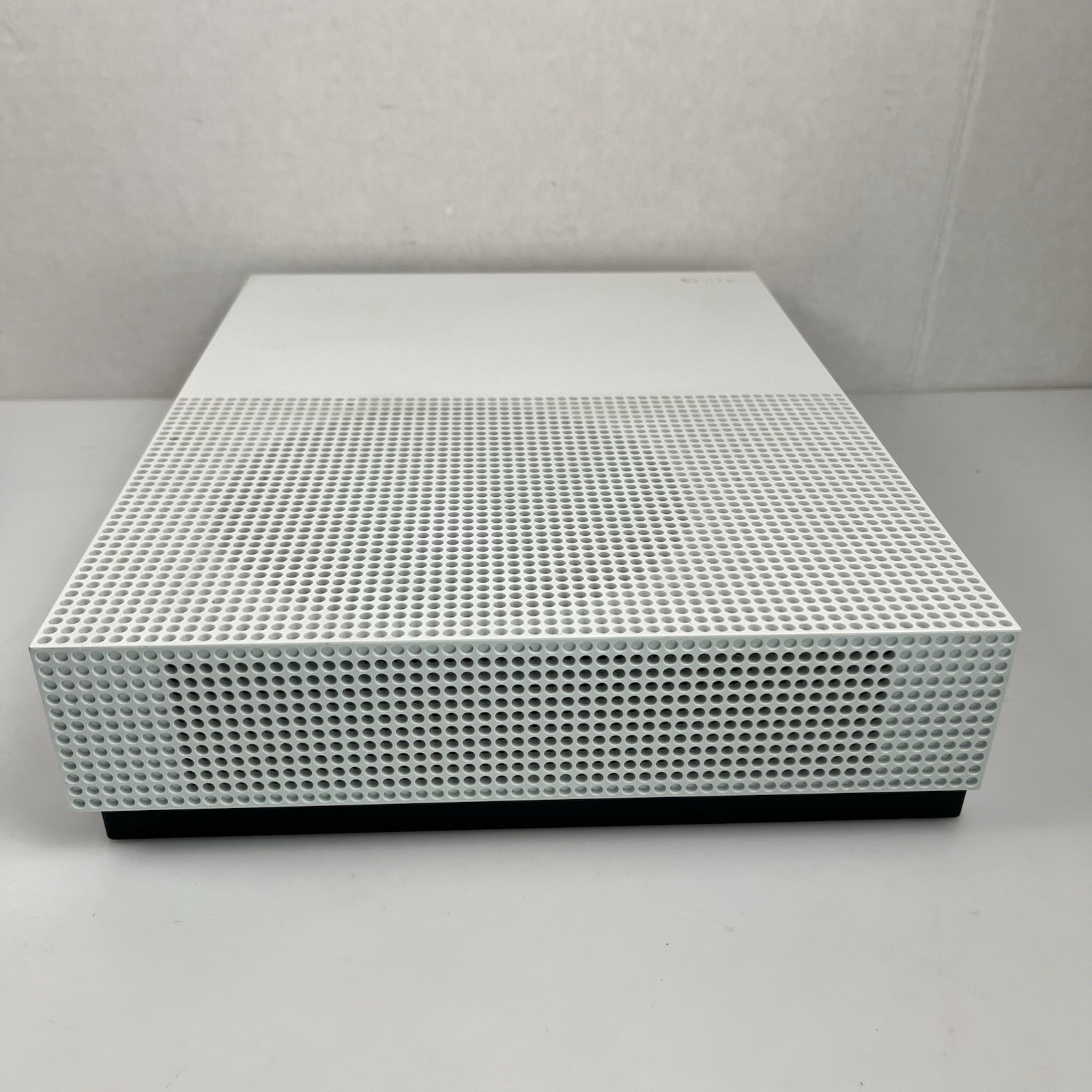Microsoft Xbox One S 500GB Model 1681 – Parts Or Repairs