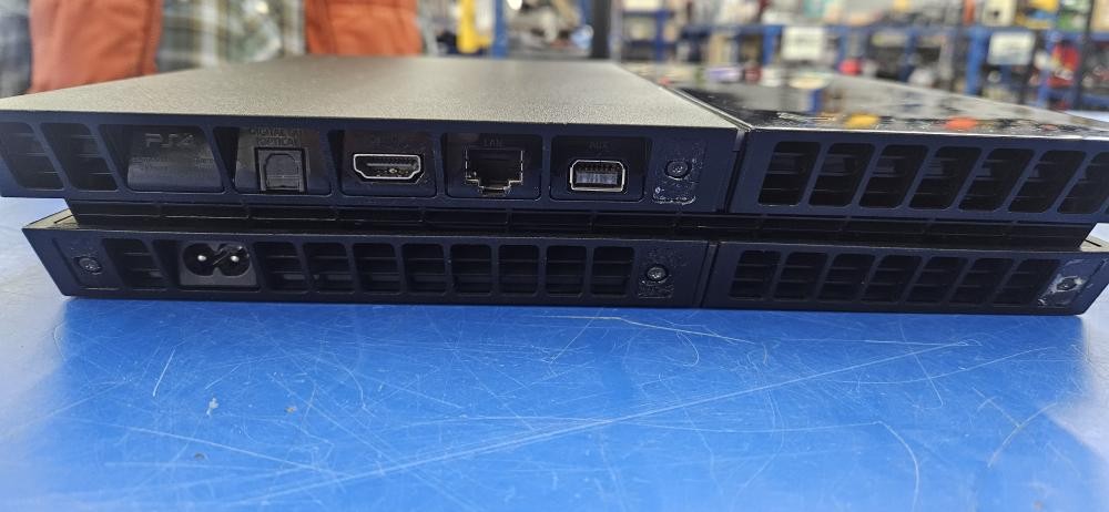 SONY PS4 CUH-1215A 500GB WITH CONTROLLER AND CORDS (C26034946)