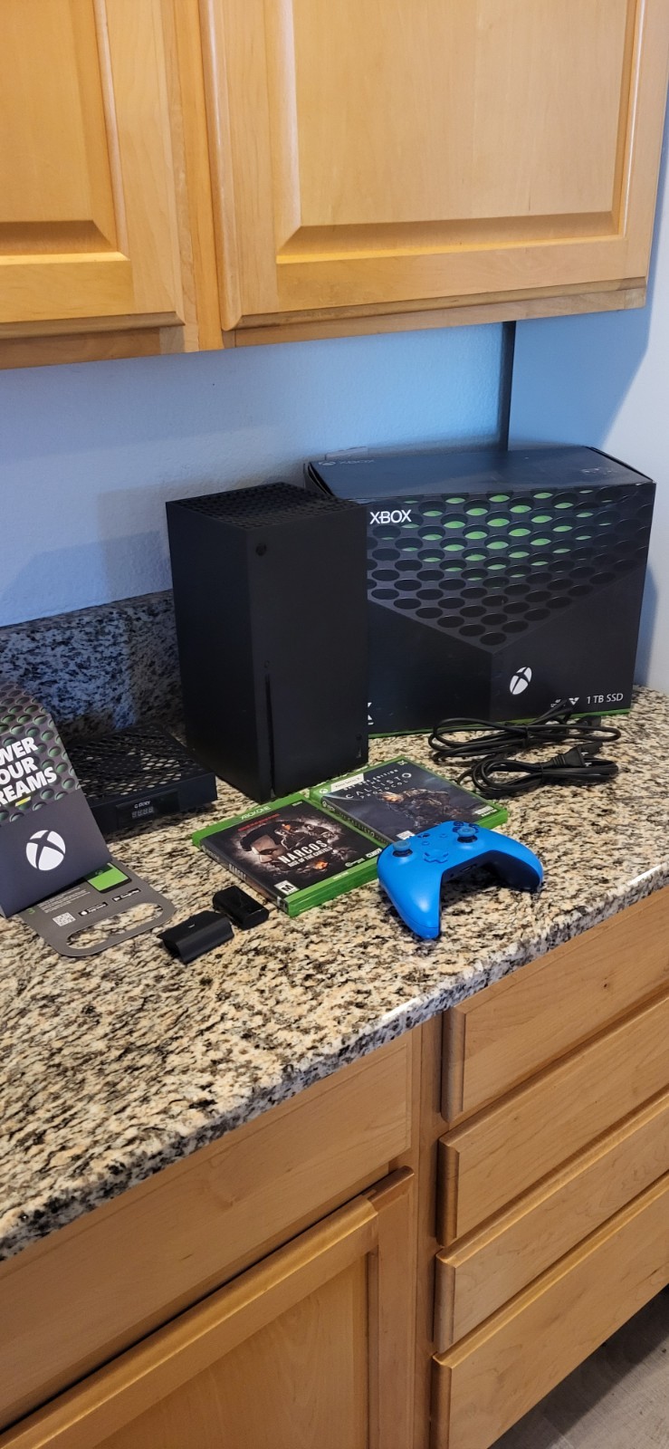 Xbox Series X 1TB Bundle- 2games + cooling fan +controller +2 recharge batteries