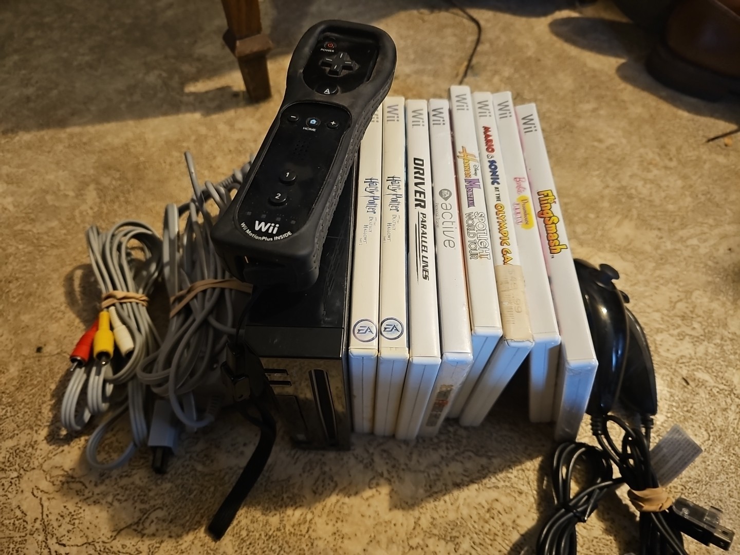 Black Nintendo Wii~ RVL-101~ Bundle Wii-8games Wii Motion Plus Controller.