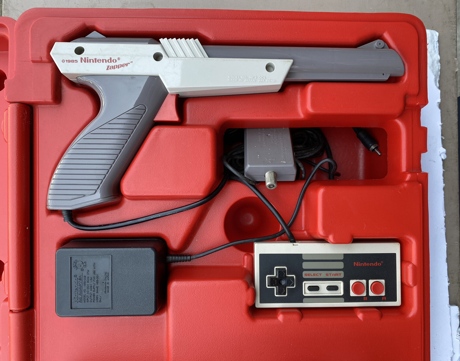 Original Nintendo (NES) Hard shell Carrying Case W/Console,Remote,Gun,Hookups