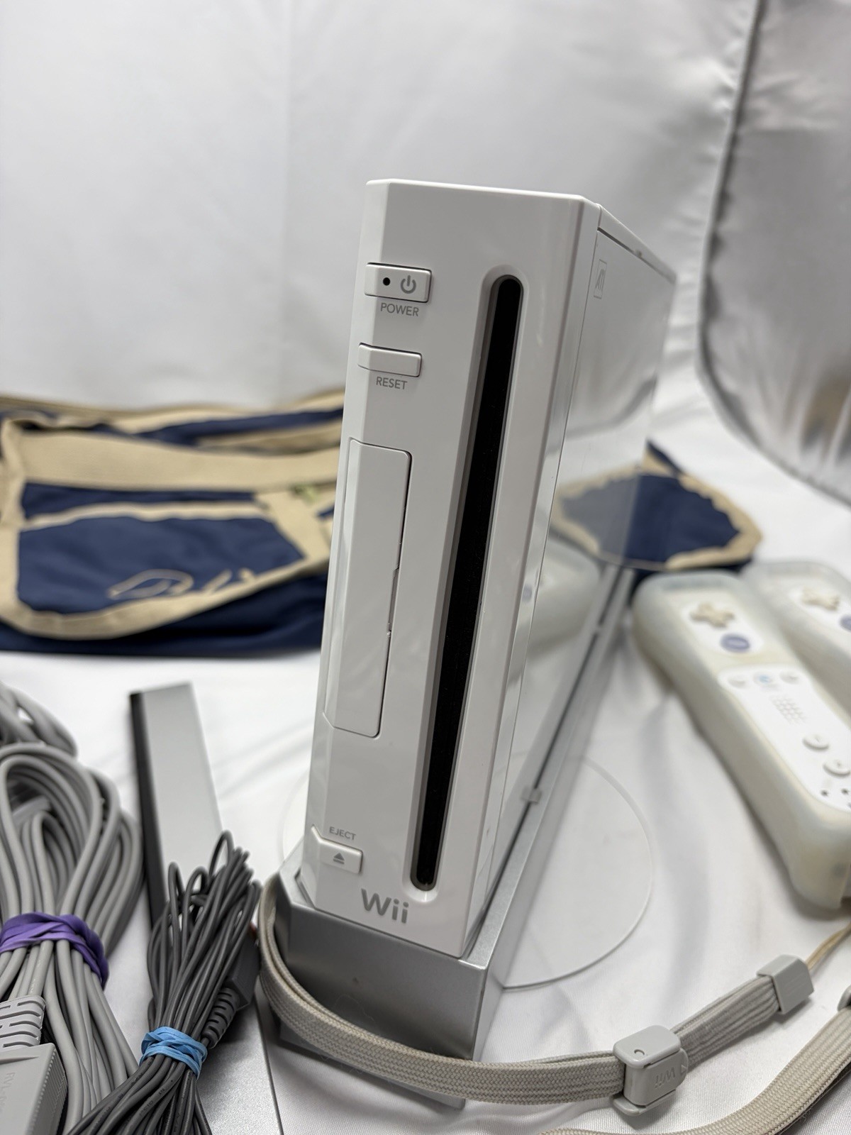 Nintendo Wii Console Bundle – 2 Controllers, Nunchuck, Power/AV Cords + 2 Games