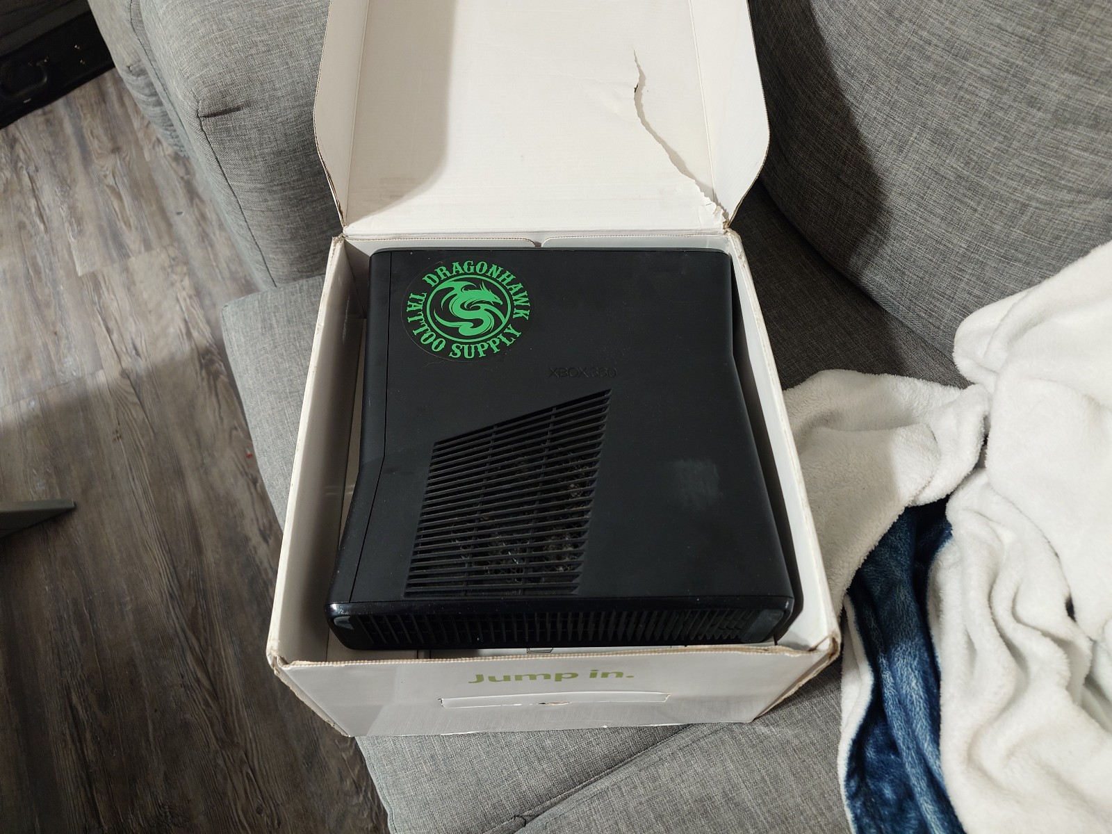 Microsoft Xbox 360 S 4GB w/ 2 Controllers and Original Box