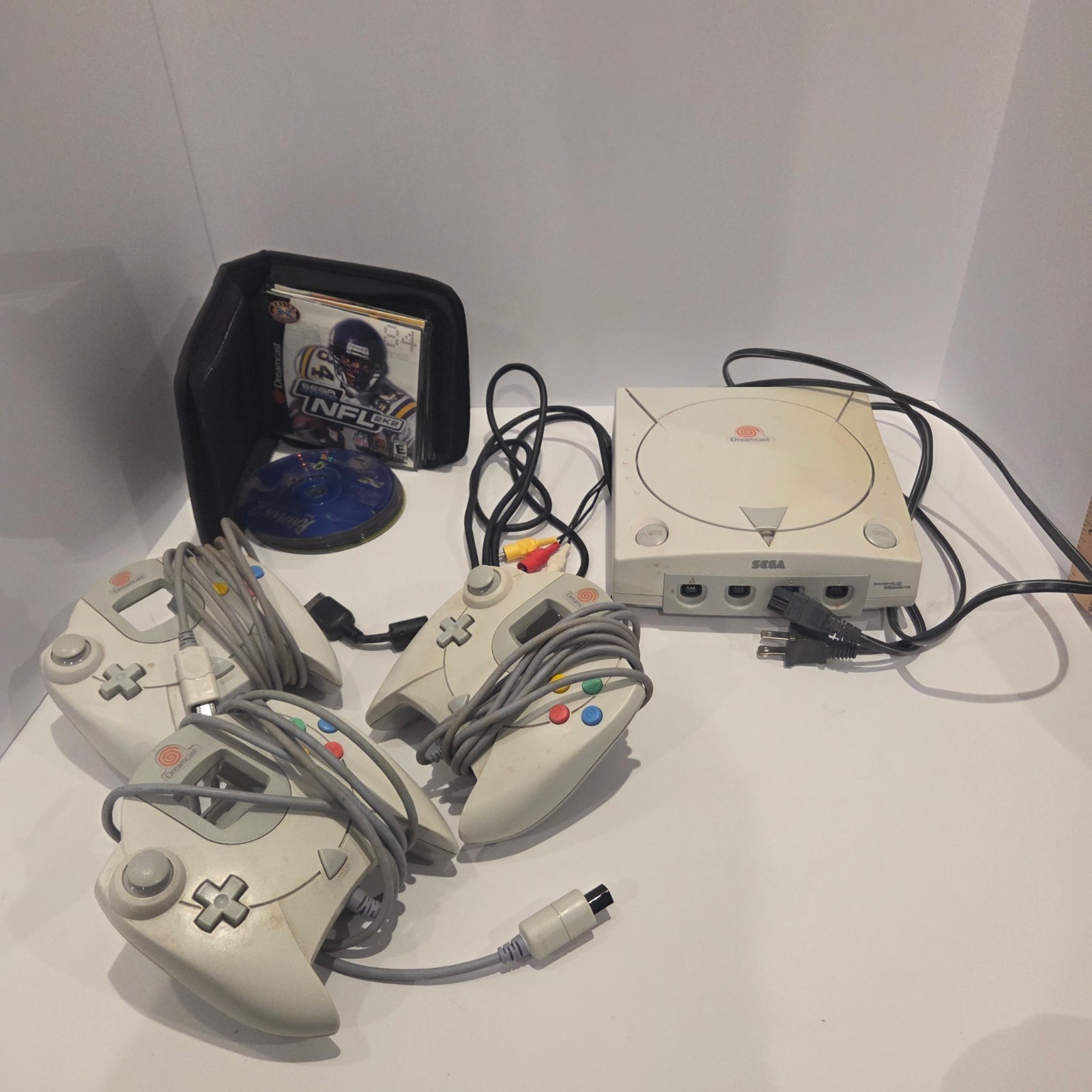 Sega Dreamcast White Console Bundle- 9 Games 3 Controllers *NO MEMORY CARD*