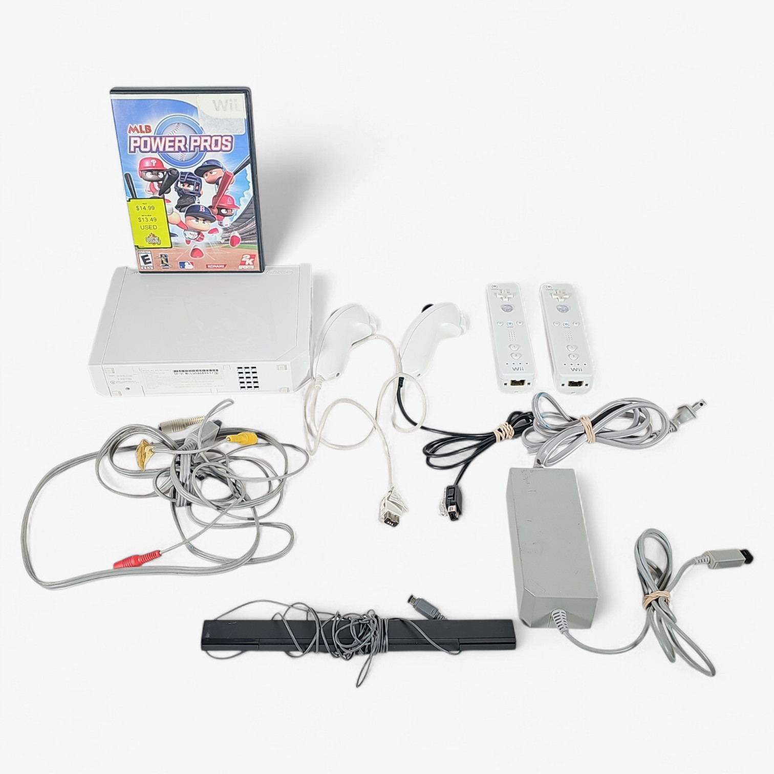 Nintendo Wii Console RVL-001 Bundle 2 Controllers 2 Nunchunks Charging Dock Game