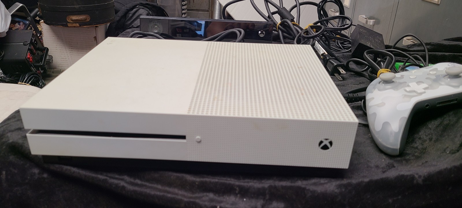 Microsoft Xbox One S Console Model 1681 Bundle with Kinect Sensor 1595 & Game