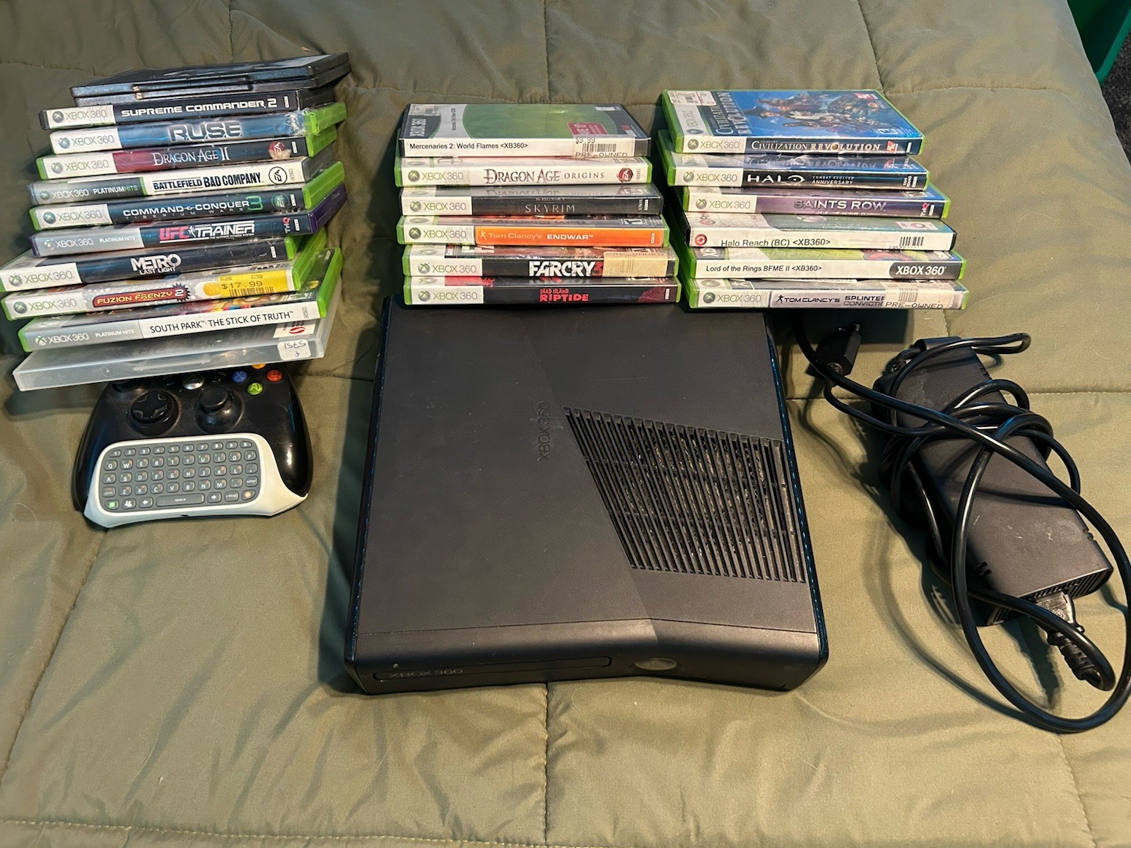 Microsoft Xbox 360 Slim Lot Black Console 1 remote 22 Games Tested Chatpad