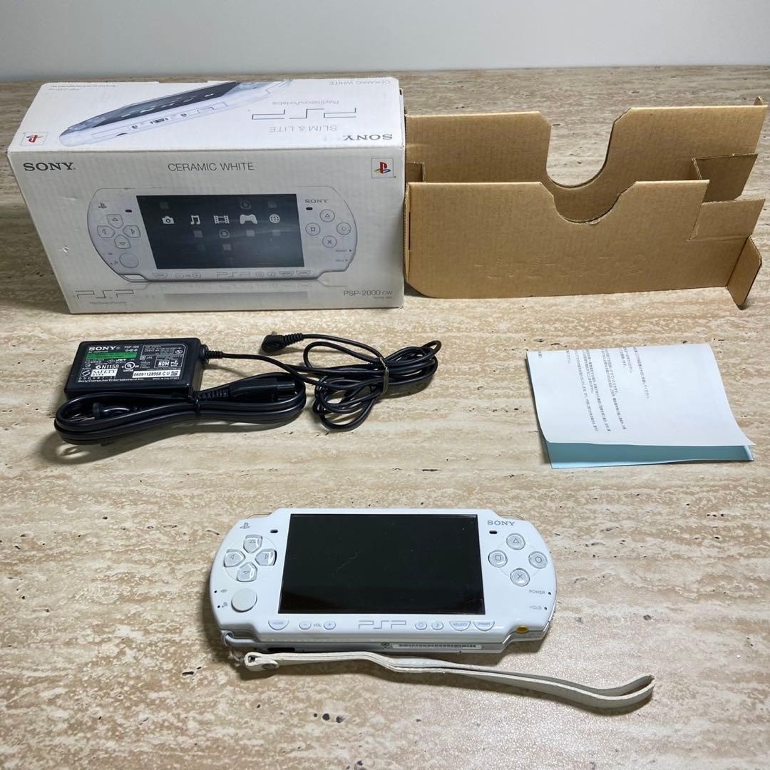 Sony PSP 2000 Ceramic White Almost Unused Complete in Box 6760