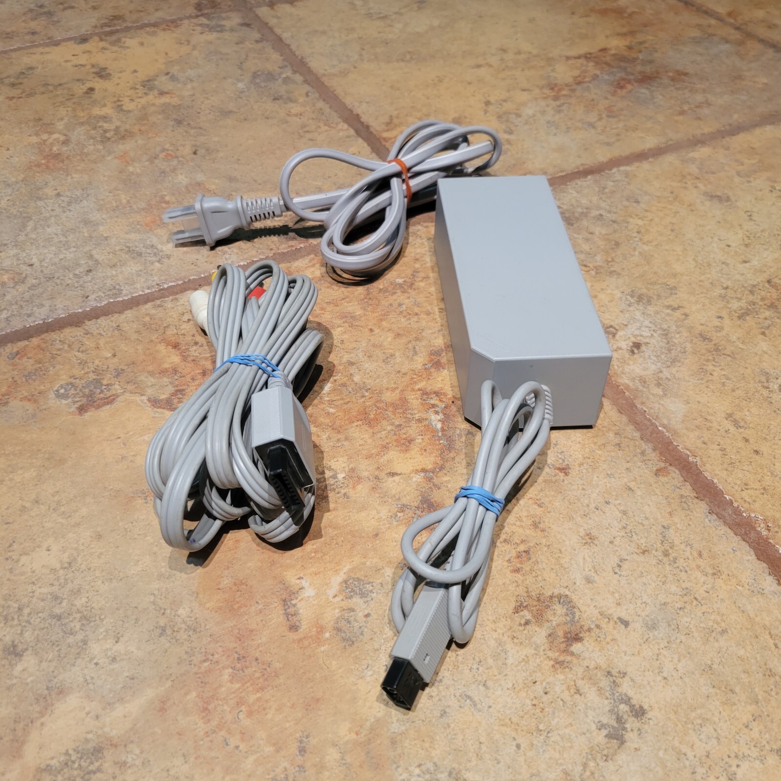 Nintendo Wii Console + Sensor Bar & Cords BLACK RVL-101(USA)