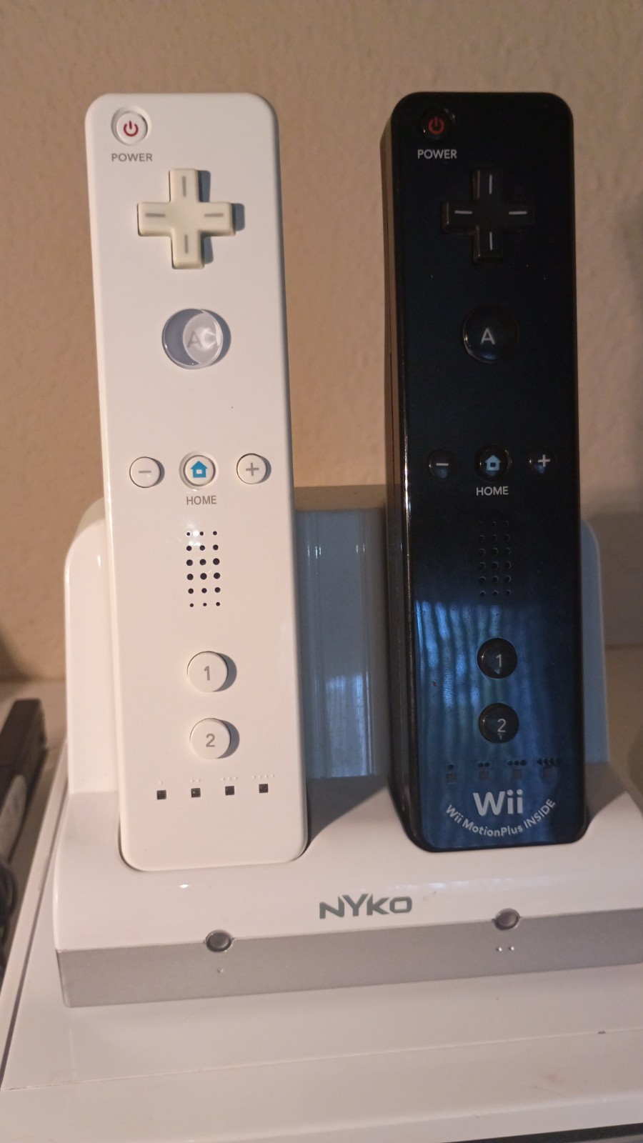 Wii Console 001 White two controllers, AV cord, Power cord, complete & Tested.