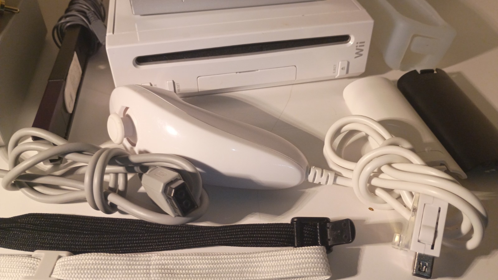 Wii Console 001 White two controllers, AV cord, Power cord, complete & Tested.