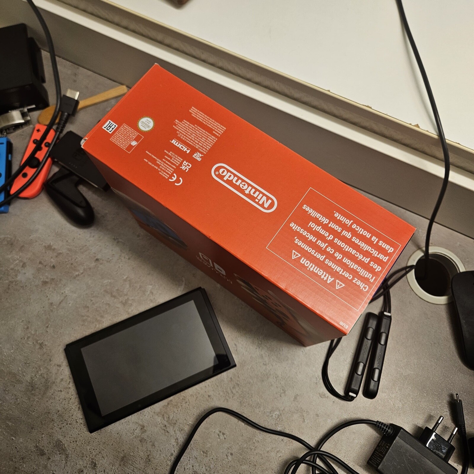 Nintendo Switch Console avec carte mémoire de 128 GB et EA SPORTS FC25
