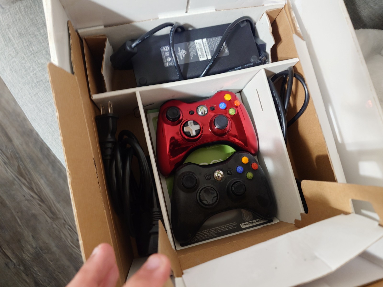 Microsoft Xbox 360 S 4GB w/ 2 Controllers and Original Box