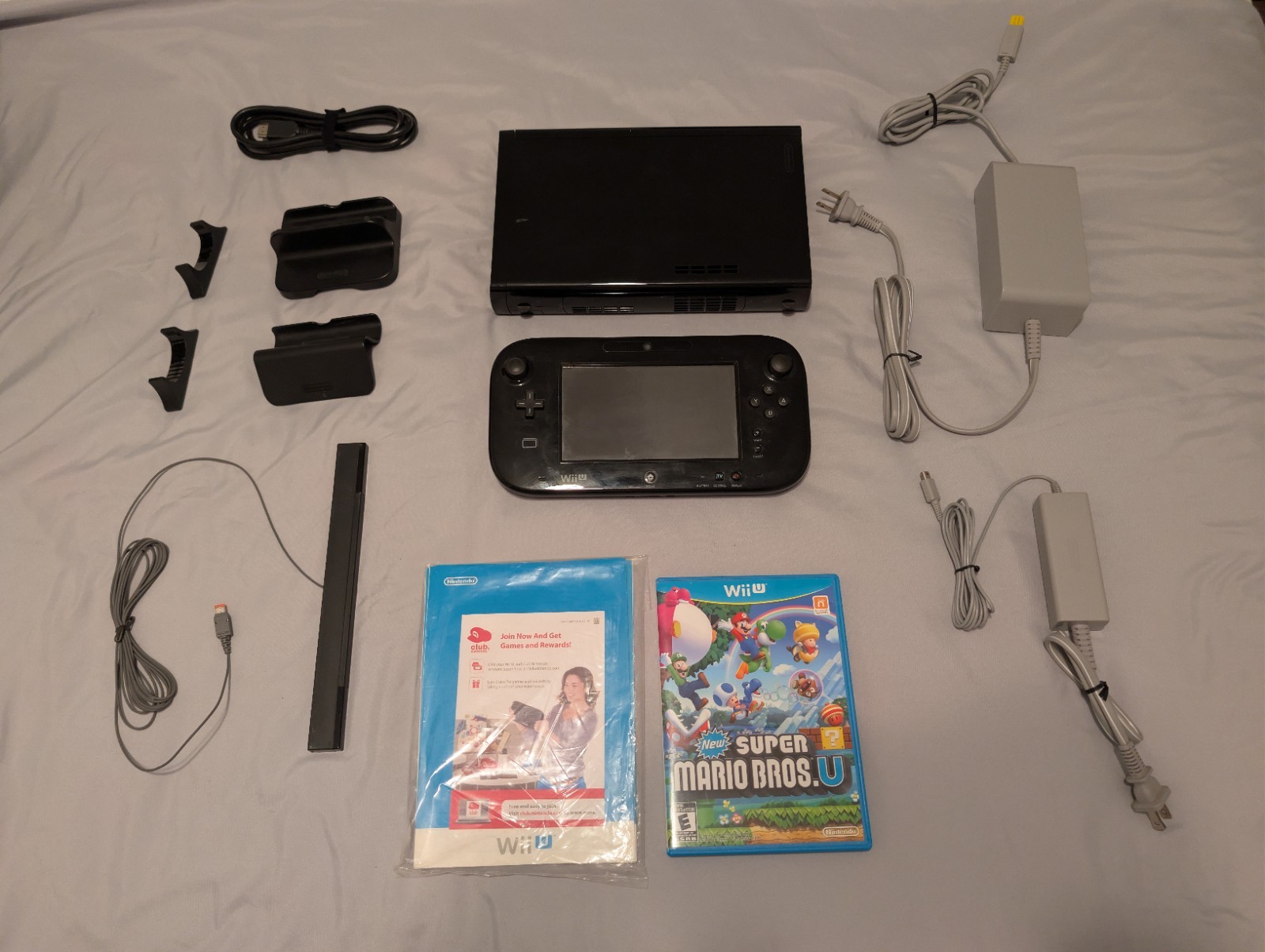 Nintendo Wii U Console + New Super Mario Bros Wii U 32GB Deluxe Set Black HDMI
