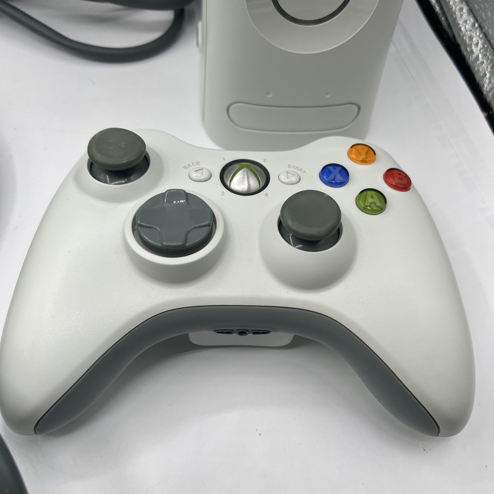 Microsoft Xbox 360 White Console w/ Cable and 2 Controllers