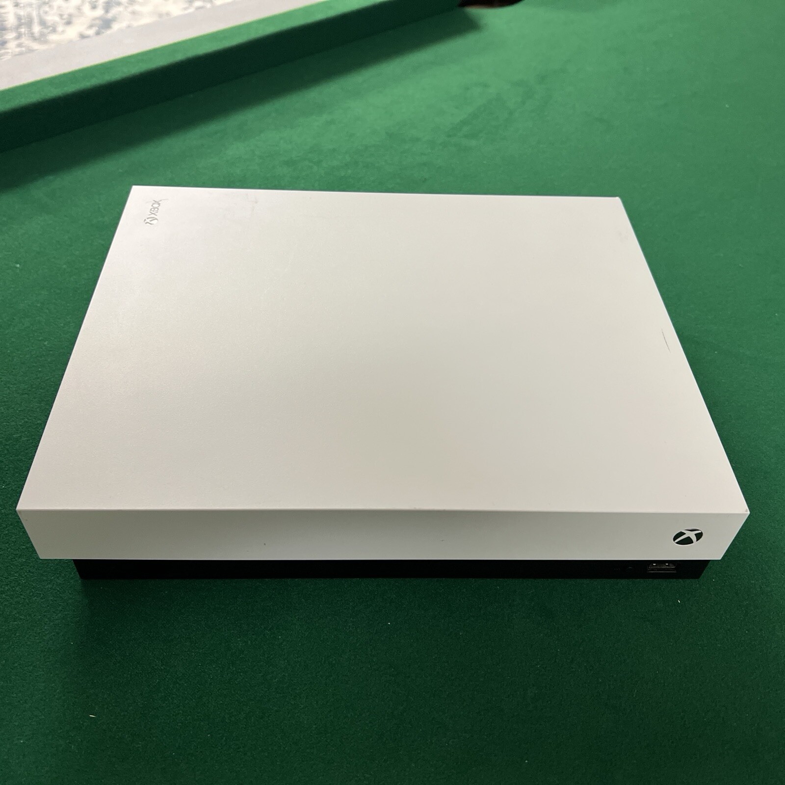 Xbox One X White Edition – Bundle with two Controllers