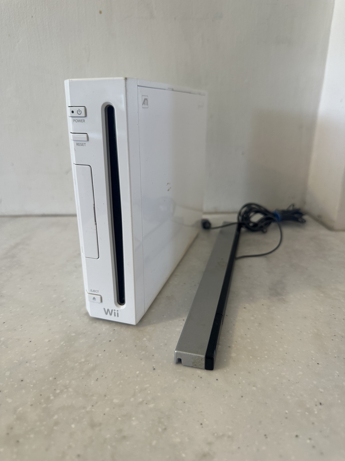 Nintendo Wii RVL-001 White Console & Sensor Bar – GameCube Compatible