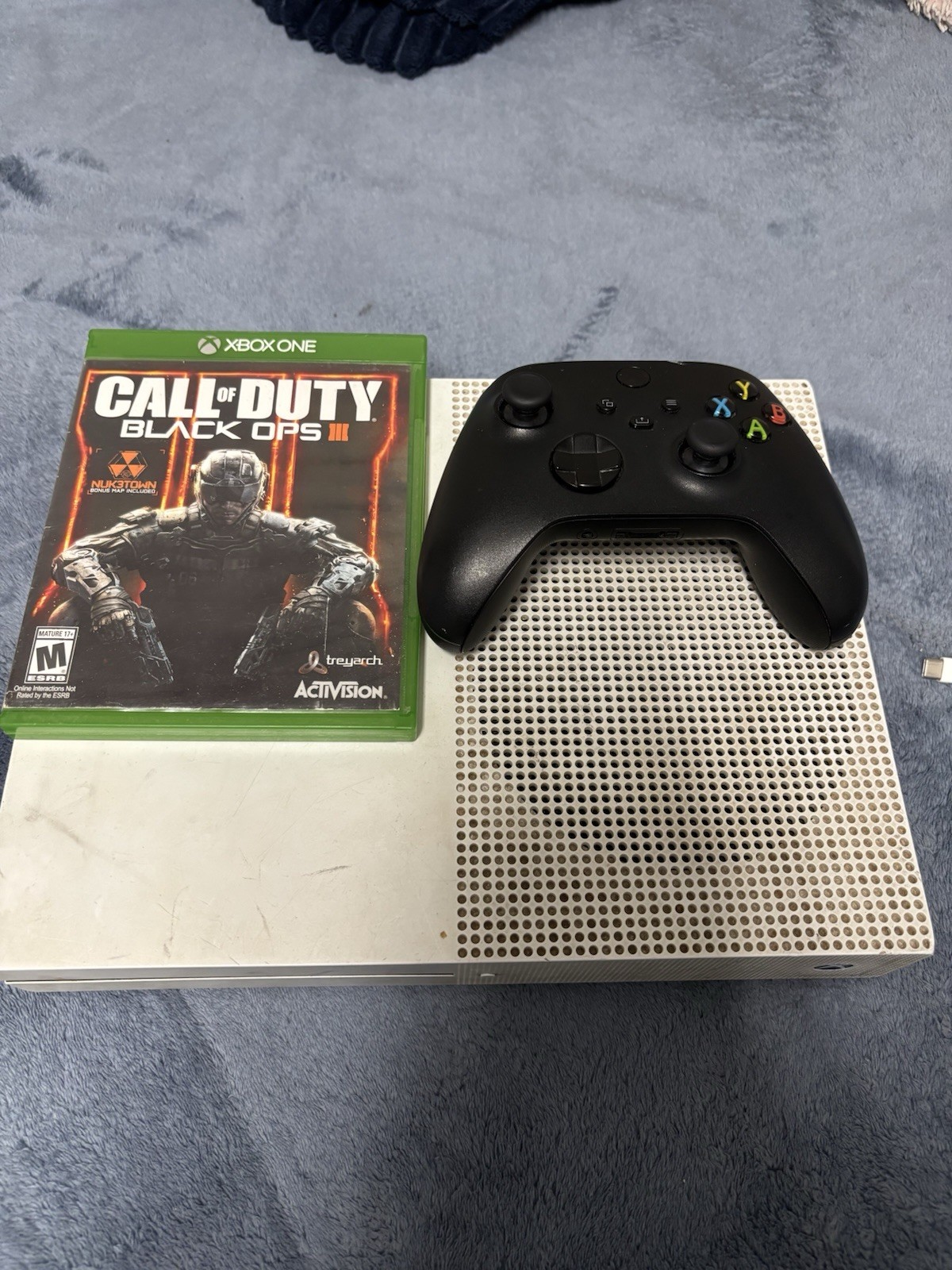 Xbox One S White Console w/ Black Controller & COD Black Ops / HDMI/ plug cable