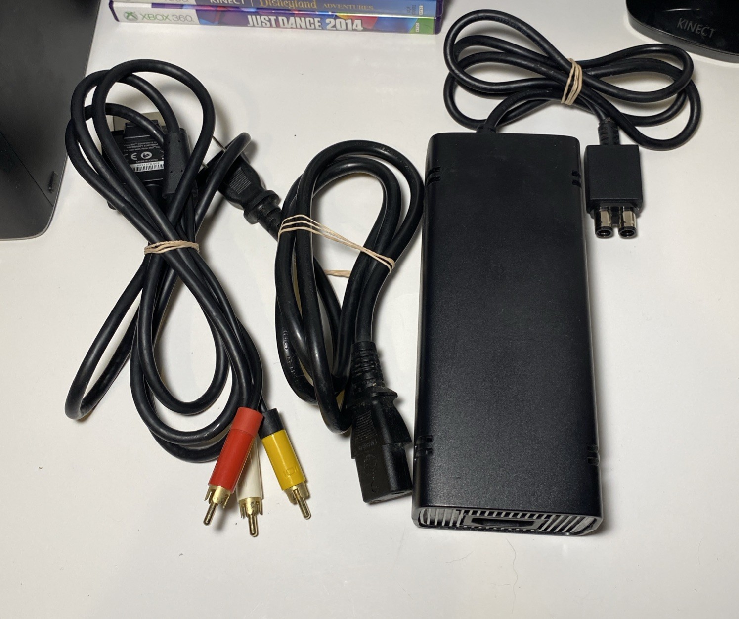 Xbox 360 S Model 1439 Black Console Bundle With Kinect