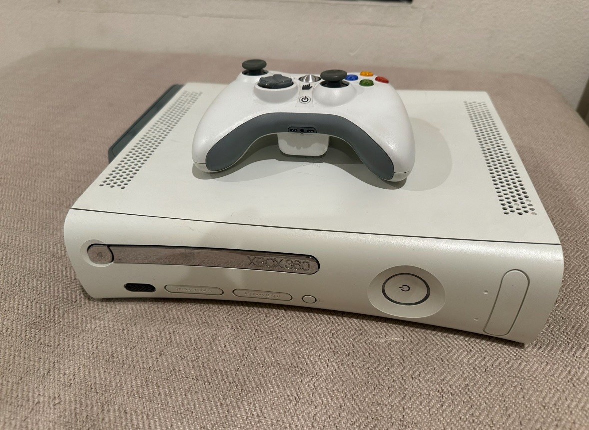 Microsoft Xbox 360 Pro System Bundle 60GB White Console with controllers, cables