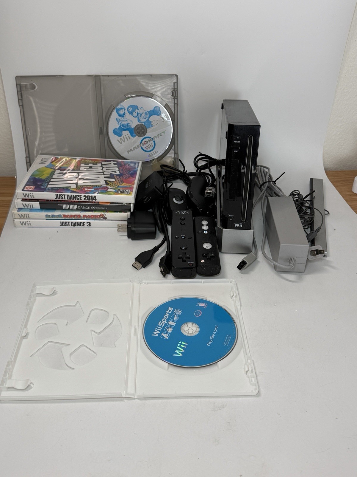 Nintendo Wii RVL-001 Black Bundle w/ 2 Controllers & Mario Kart -Tested- READ