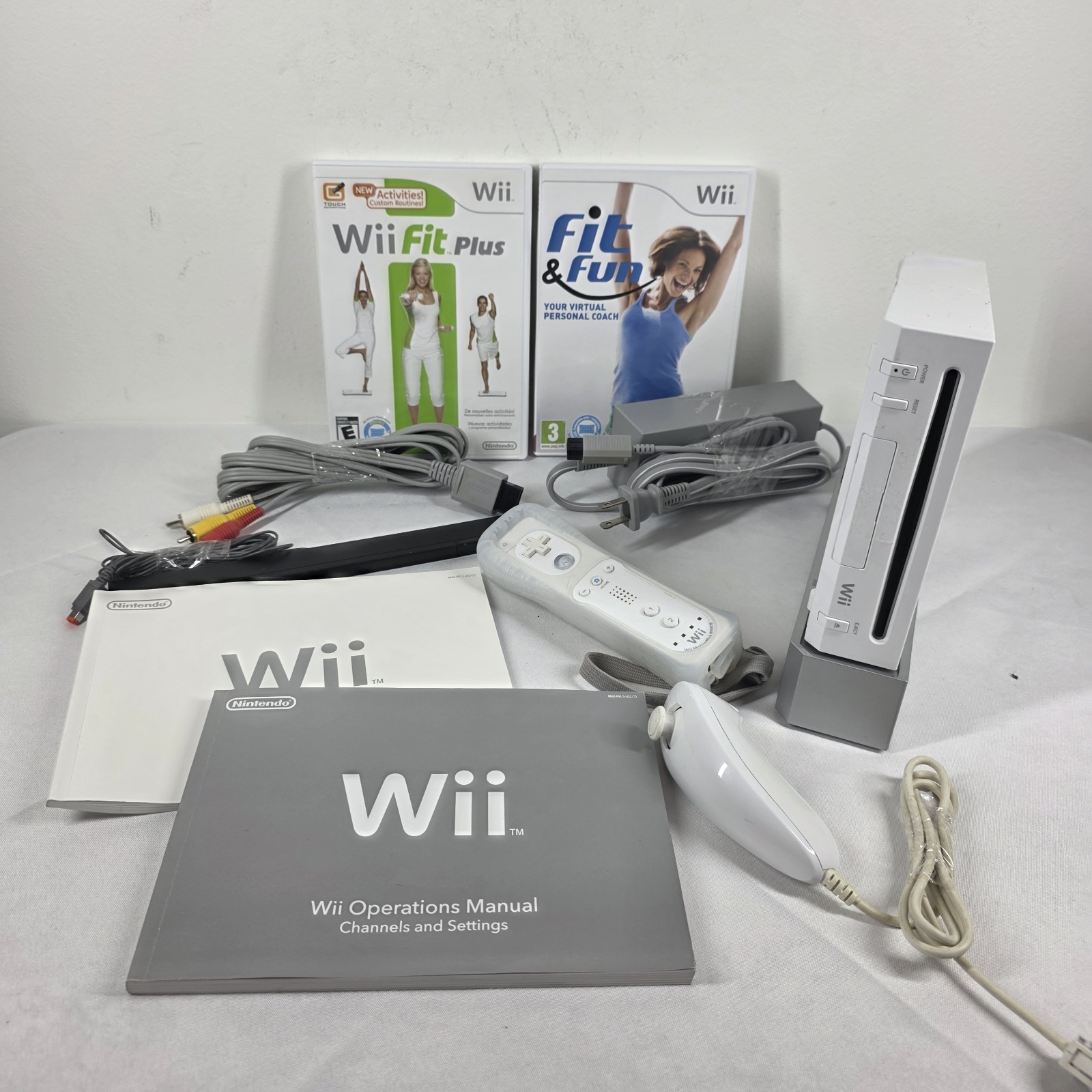 Nintendo Wii RVL-101 White Console Bundle Wii Motion Plus Controller Nunchuck
